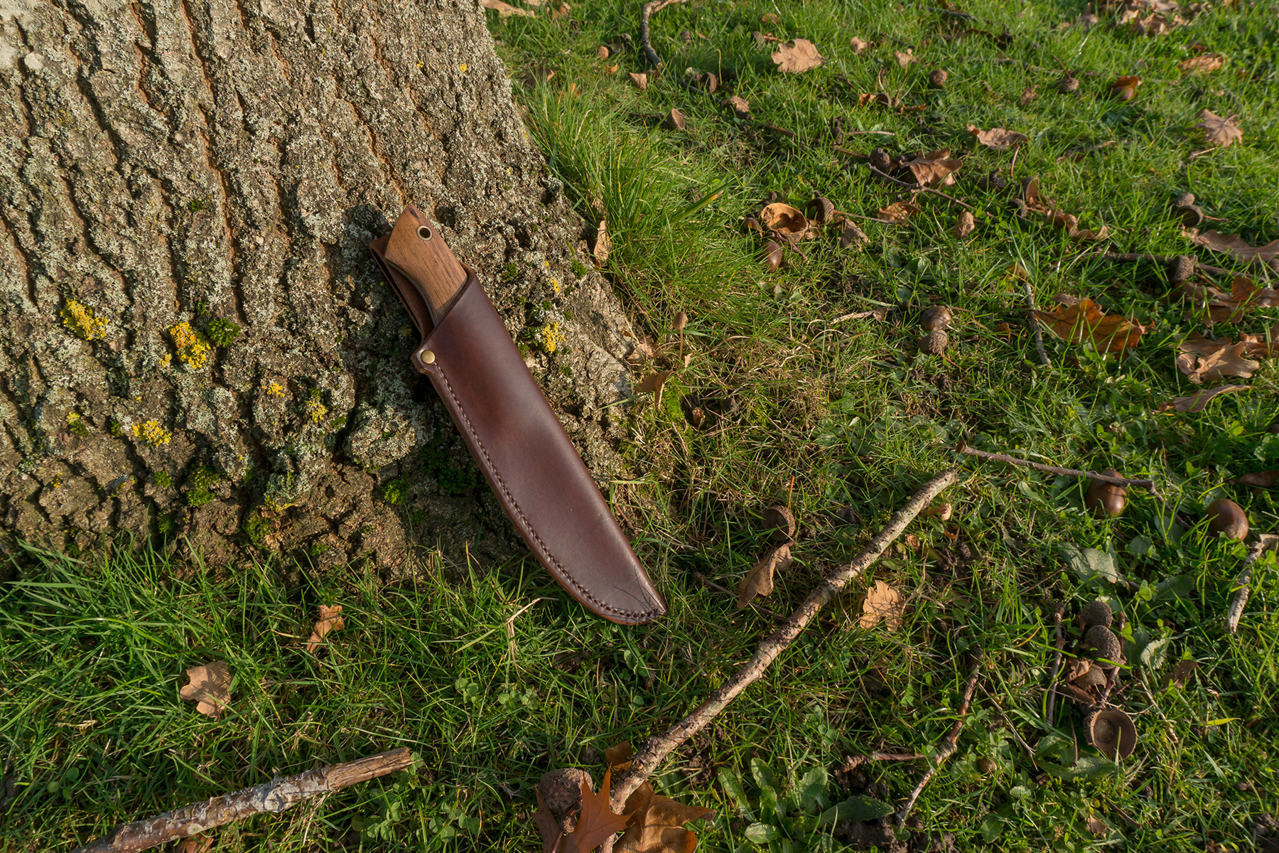 læderarbejde læder bushcraft kniv skede dominik gnas outdoor camping natur sy syning håndlavet messing valnød træ mørkebrun