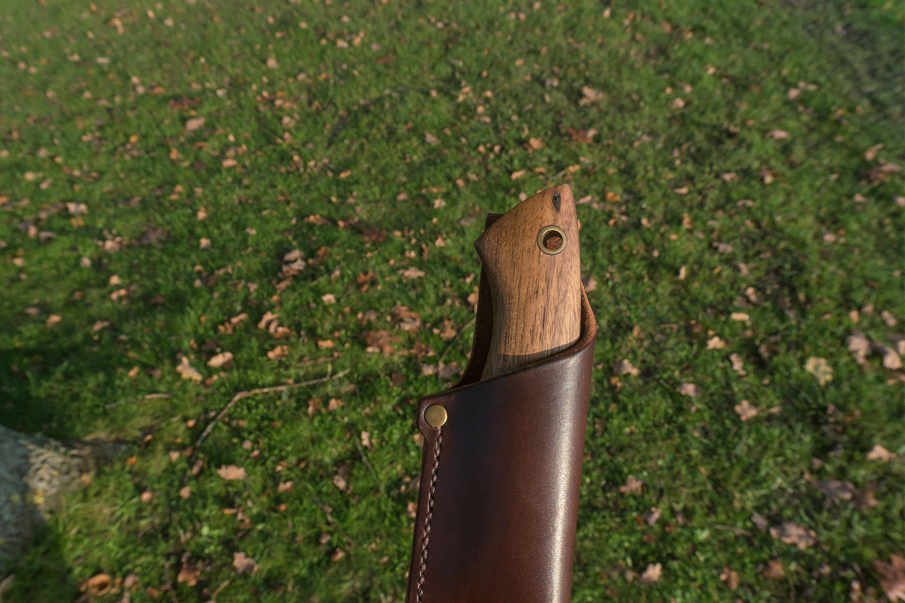 læderarbejde læder bushcraft kniv skede dominik gnas outdoor camping natur sy syning håndlavet messing valnød træ mørkebrun