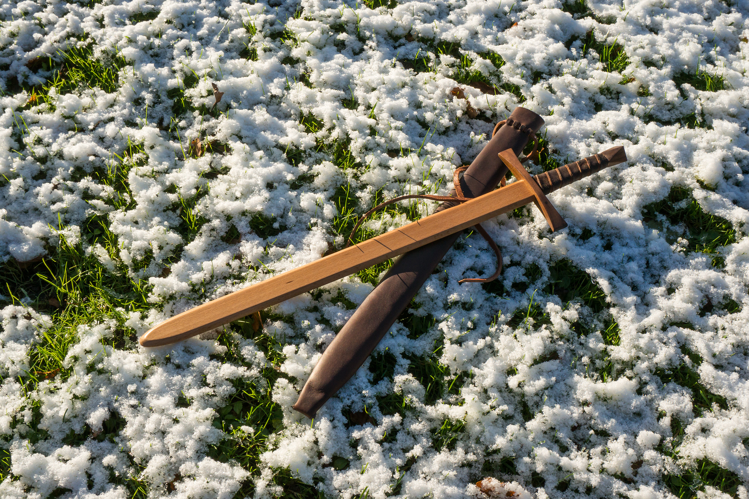 træarbejde træ bøg træsværd sværd læder skede legetøj leg gave horsens middelalder festival håndlavet